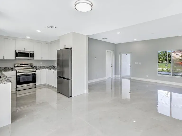 23 NE 16th Pl — Photo 6