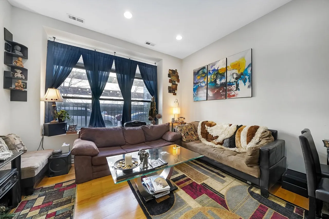 1 bed, 738 sqft, $1,930 — Photo 1