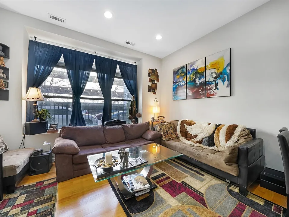 811 W Eastwood Ave #101