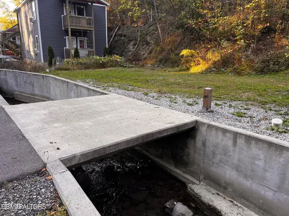 483 Baskins Creek Rd, Gatlinburg, TN 37738