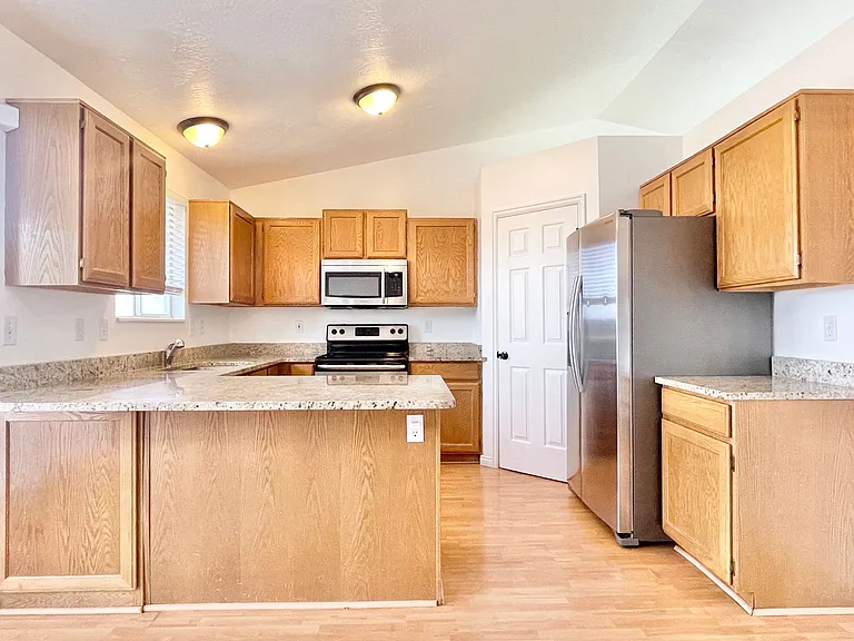 617 E Orangewood Ln — Photo 7