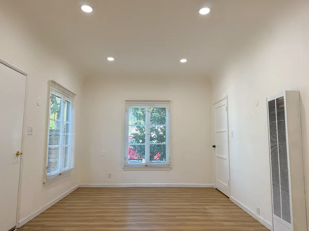 Building Photo - 810 E Chevy Chase Dr #810