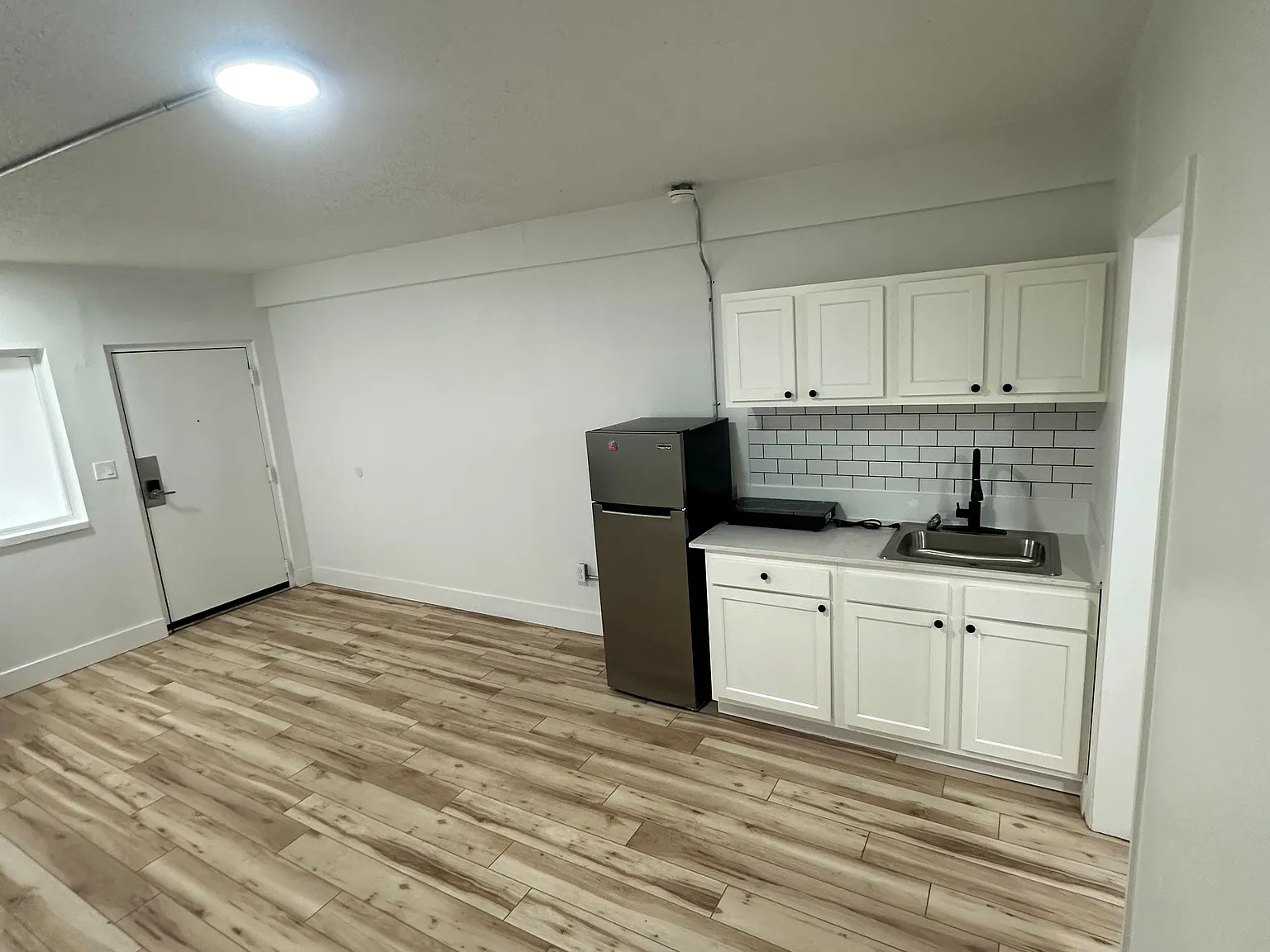 Studio, 300 sqft, $695 — Photo 1
