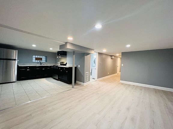 Kitchen / foyer