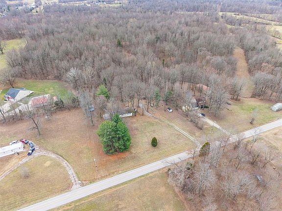 4th image of 402 W Harmons Ferry Rd