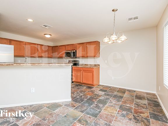 5th image of 1014 E Desert Holly Dr