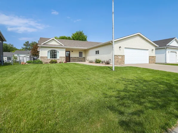 509 32nd St N, Moorhead, MN 56560
