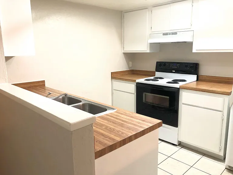 2508 SW 35th Pl #B8 — Photo 17