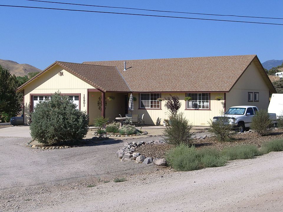 quiet country living 20 minutes to town, 6ft fenced backyard