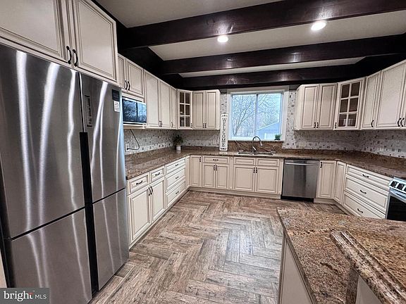 4th image of 441 Harding Ave