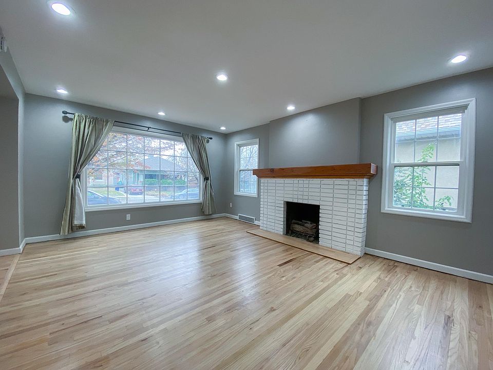Gas fireplace!
