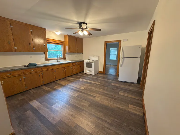 573 Spruce St — Photo 3
