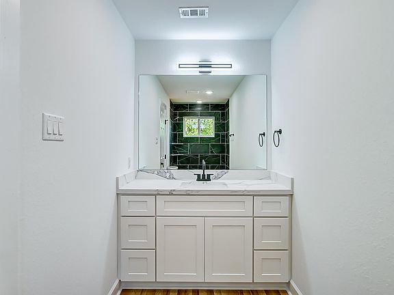 4th image of 114 De Haven St #A