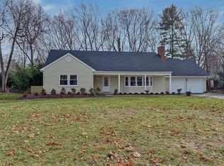 27 Chamber Ln, Manalapan, NJ