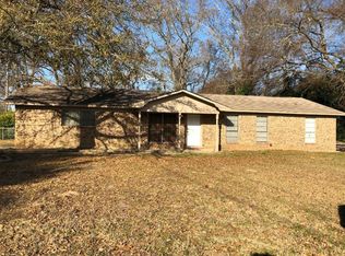 301 Oakhurst Dr, Palestine, TX 75801