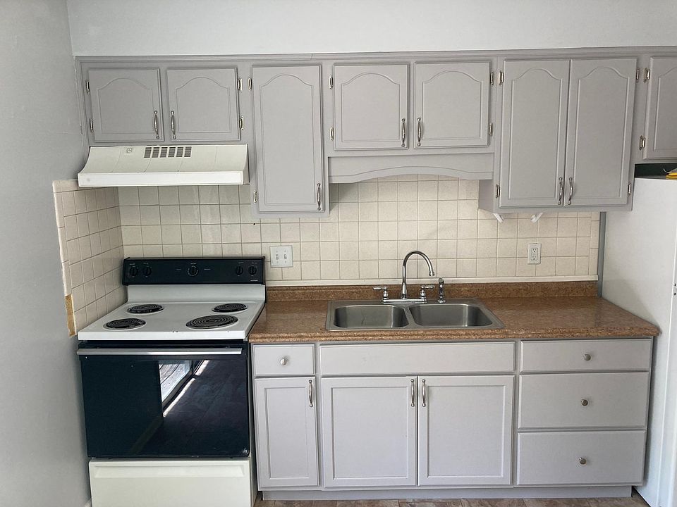 1st image of 405 Evergreen St #D