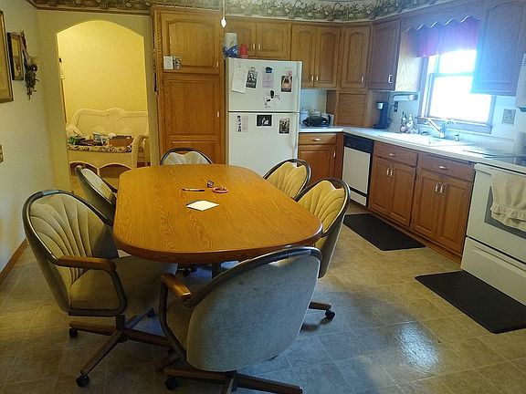 Large, eat-in Kitchen