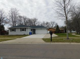 1820 Prairie Ln S, Fargo, ND 58103