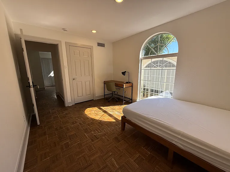 1002 S Glenwood Blvd — Photo 6