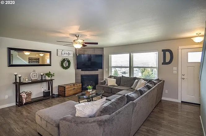 2099 NE Sunset St — Photo 4