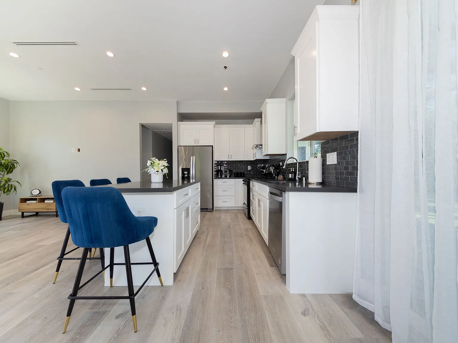 3 bed, 1200 sqft, $5,500 — Photo 3