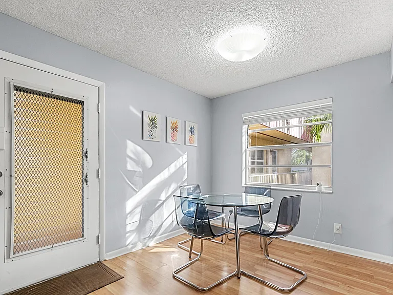 605 Flanders N #M — Photo 6