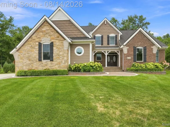 34145 Oak Forest Dr, Farmington Hills, MI 48331