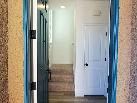 3rd image of 176 Freeport View Pl