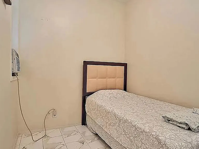 911 Gates Ave #1R — Photo 4