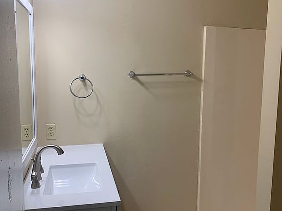 4th image of 955 Montclair Ave