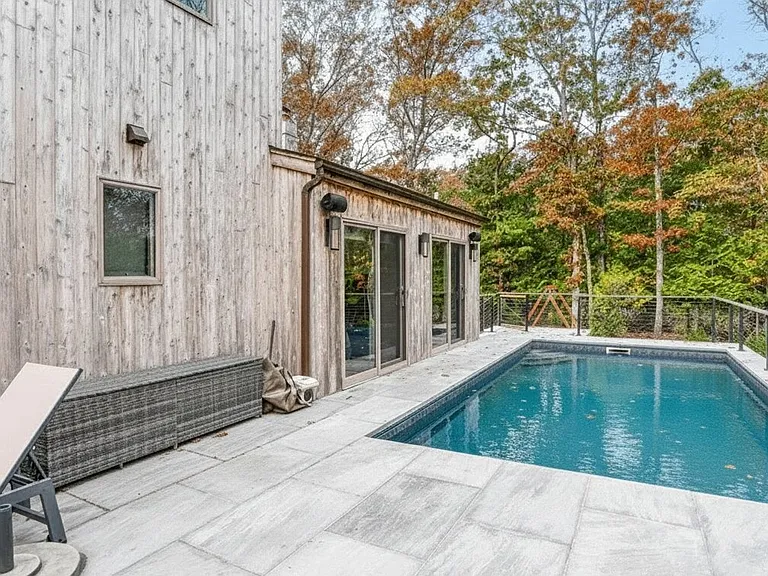 16 Oyster Pond Ln — Photo 2
