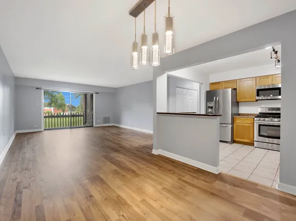 1100 E Randville Dr Unit 211, Palatine, IL 60074