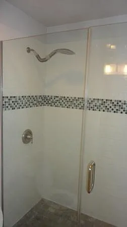 Second glass shower, tiled