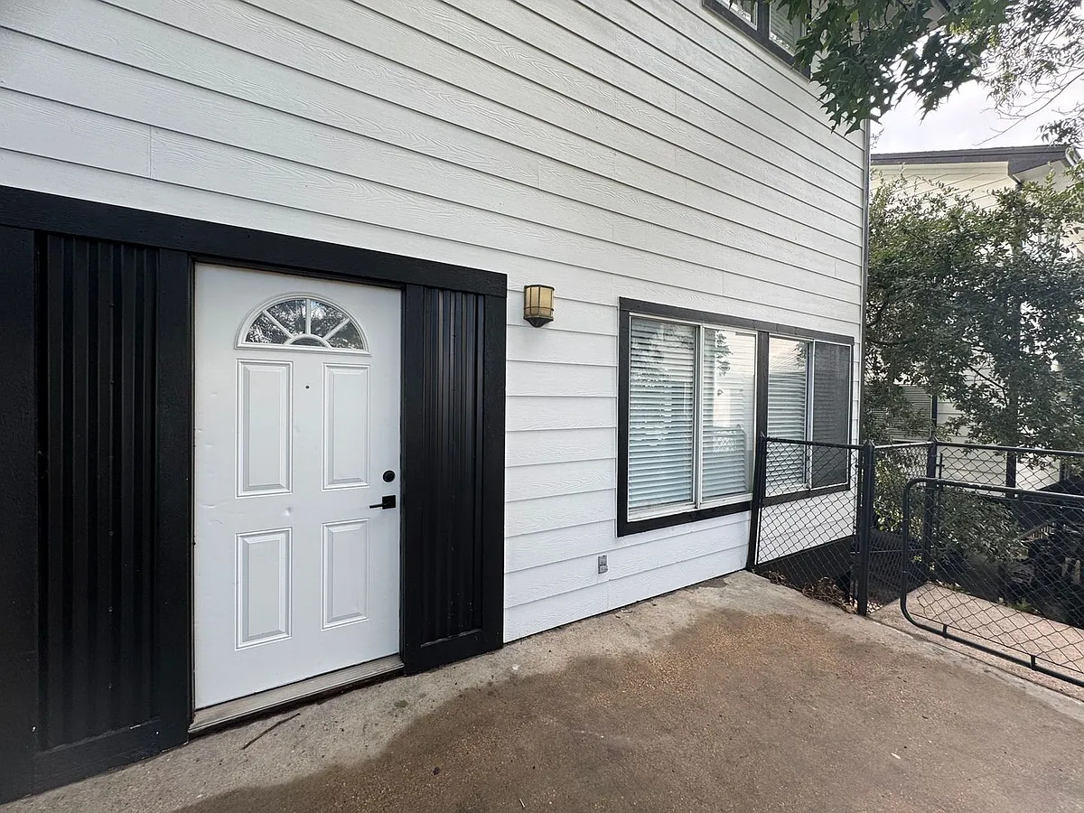 Building Photo - 3410 Speedway #B