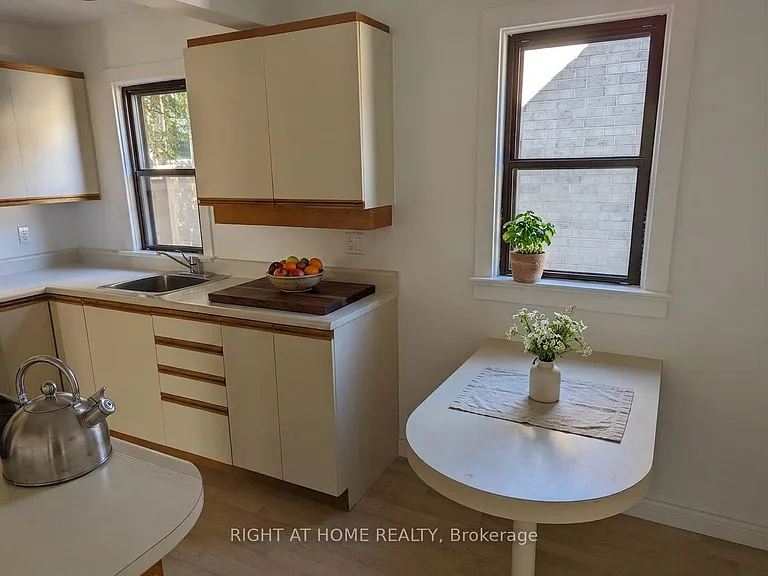 24 Harewood Ave — Photo 6