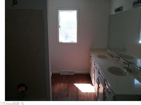 5th image of 141 Pine Dr
