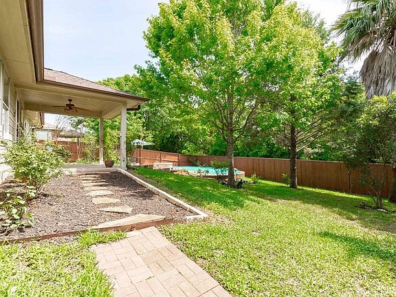4th image of 405 Plumbago Dr
