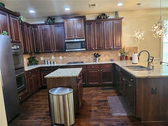 3rd image of 118 Shimmering Waters Ln