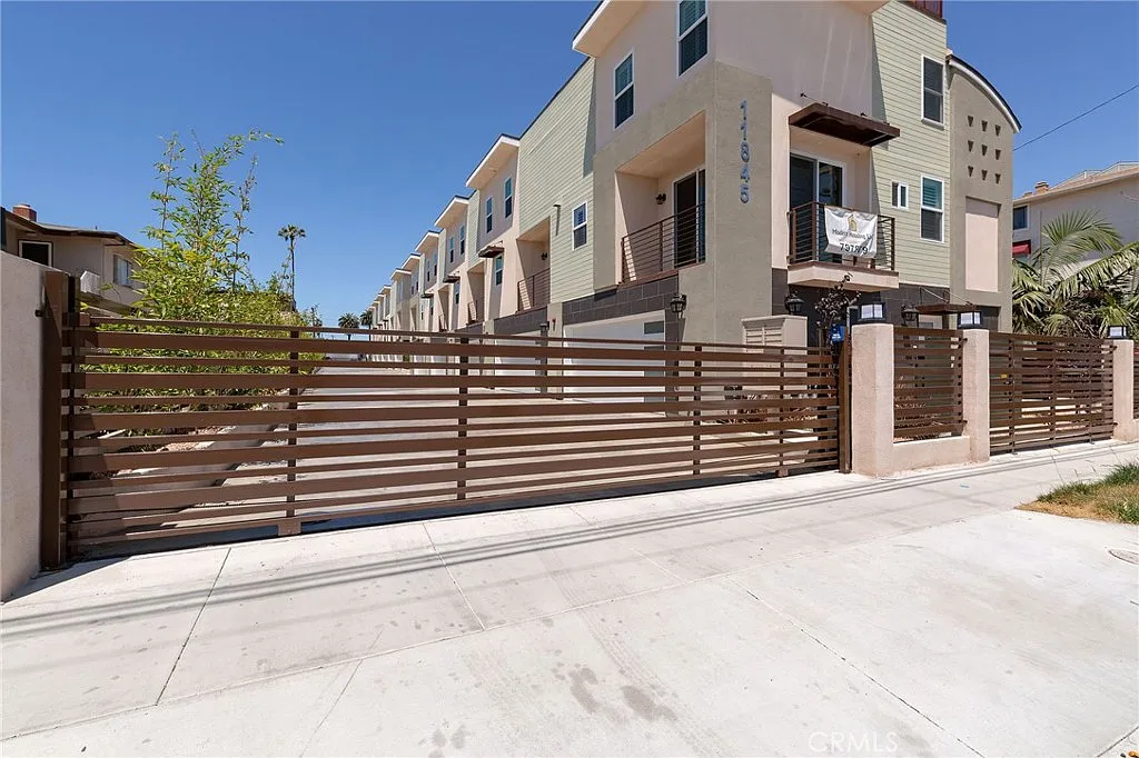 3 bed, 1550 sqft, $3,995 — Photo 1
