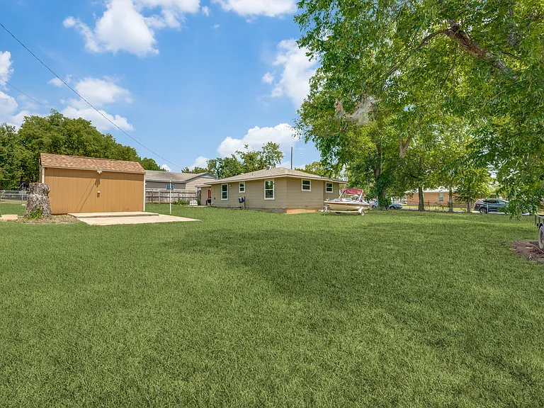 1800 W Walker St — Photo 11