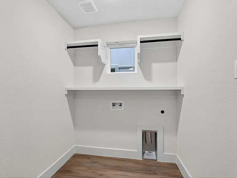 2404 Dyson St — Photo 15