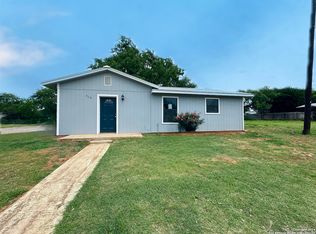 319 W San Marcos St, Pearsall, TX 78061