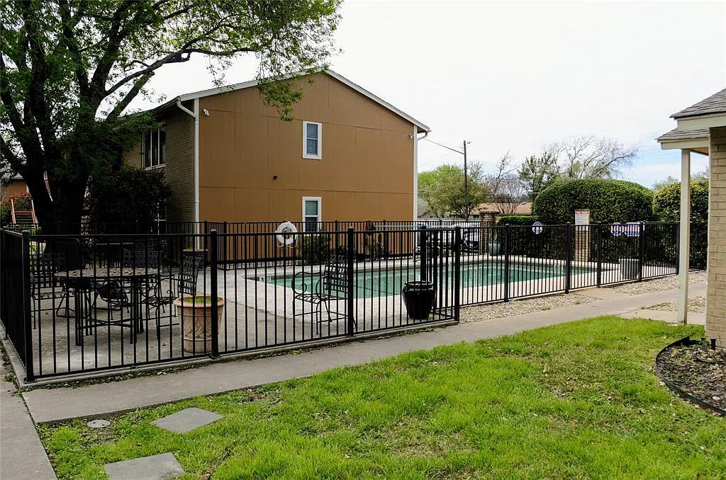 2 bed, 1.0 bath, 840 sqft, $1,300 — Photo 3