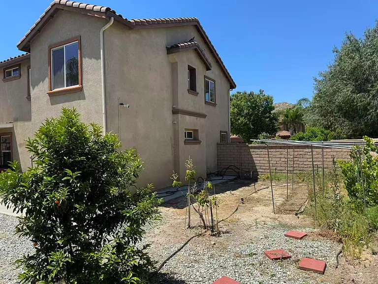 1070 Hawthorne Dr — Photo 16