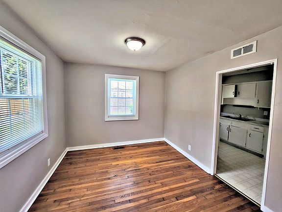 3rd image of 208 Goldsmith St SE