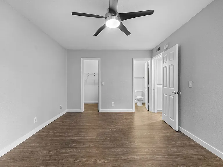 Park Plaza Apartments — Photo 12