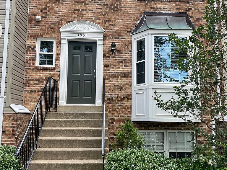1031 Murdoch Ct — Photo 1