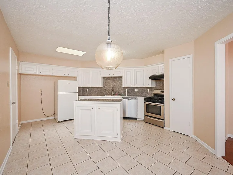 7918 Chancel Dr — Photo 9