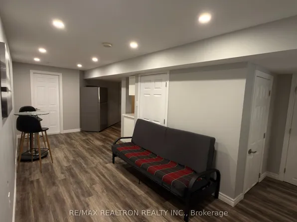 2 Pass Ct, Barrie, ON L4N 5R9