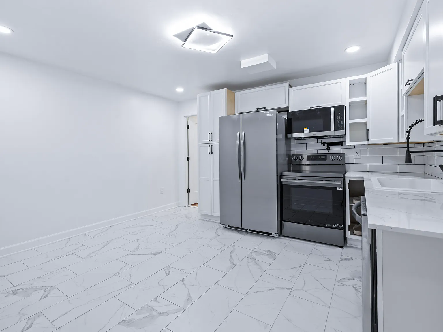 2 bed, 900 sqft, $1,650 — Photo 2